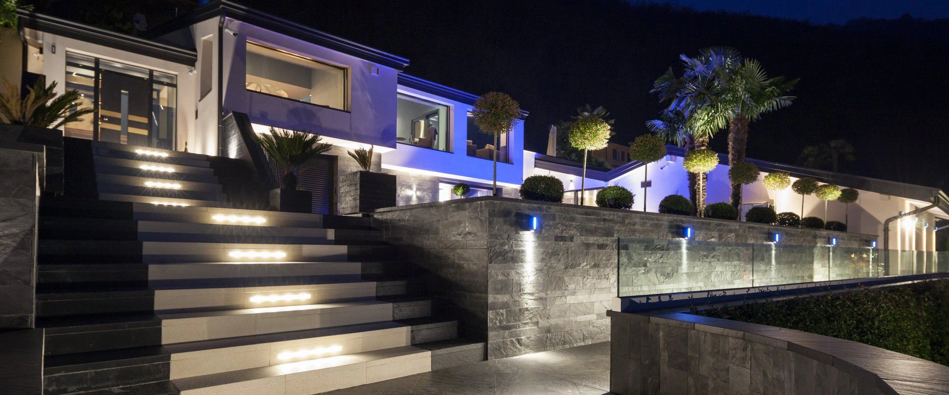 luxurious and modern landscape lighting of residential house